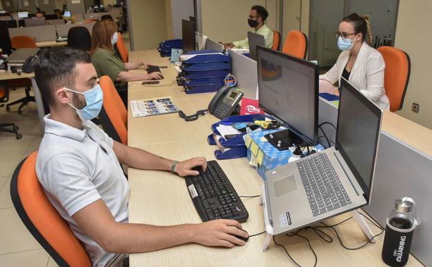 Sanidad recomienda consultar con los empleados el uso de la mascarillas en los centros de trabajo